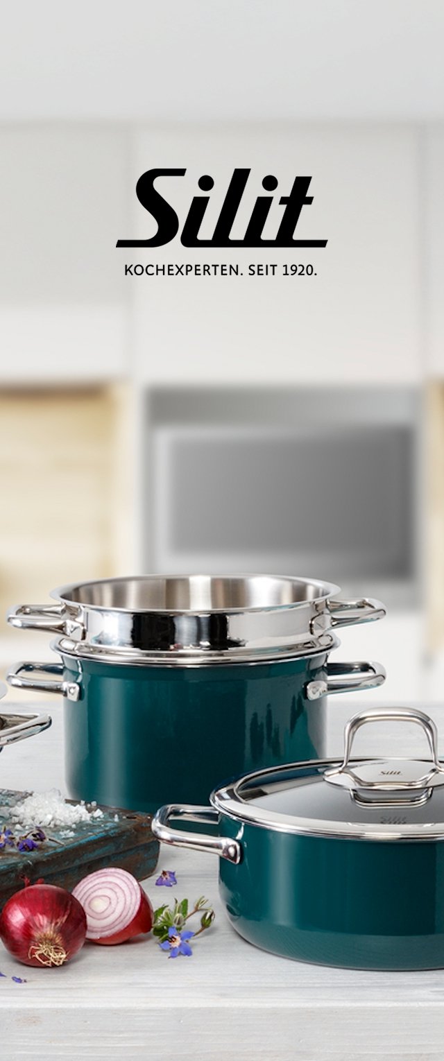 Zwei türkisfarbene Edelstahltöpfe mit Deckeln und Griffen auf einer weißen Küchenarbeitsplatte, mit Zwiebeln, Kräutern und Salz in der Nähe.