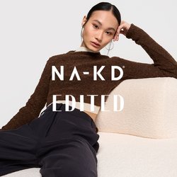 Hnědý, strukturovaný zkrácený svetr s bílým límečkem, nošený s námořnickými širokými kalhotami, sedící na kulaté, smetanově bílé, měkké pohovce.