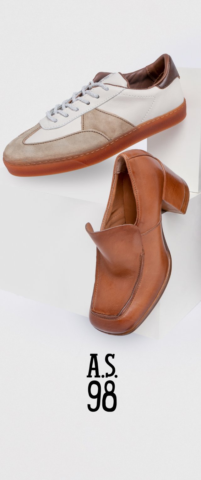 Weiße Ledersneaker mit grauen Wildlederelementen und braunem Absatz; braune Leder-Slipper mit gefaltetem Design und Blockabsatz.