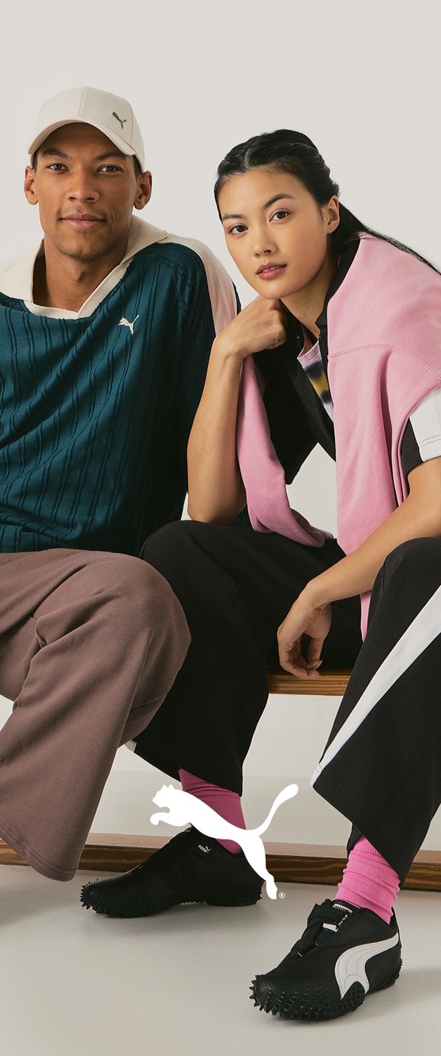 Vêtements Puma en teal et rose ; homme dans un haut texturé avec une casquette, femme en superposition colorée. Tous deux portent des chaussures noires avec des logos blancs.