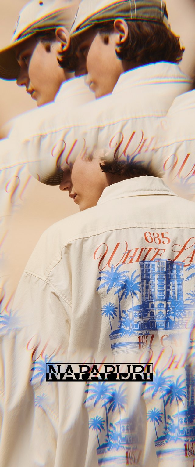 Jong persoon met beige pet en jas met blauwe palmboom en gebouw print, met gelaagde meervoudige belichtingseffecten.