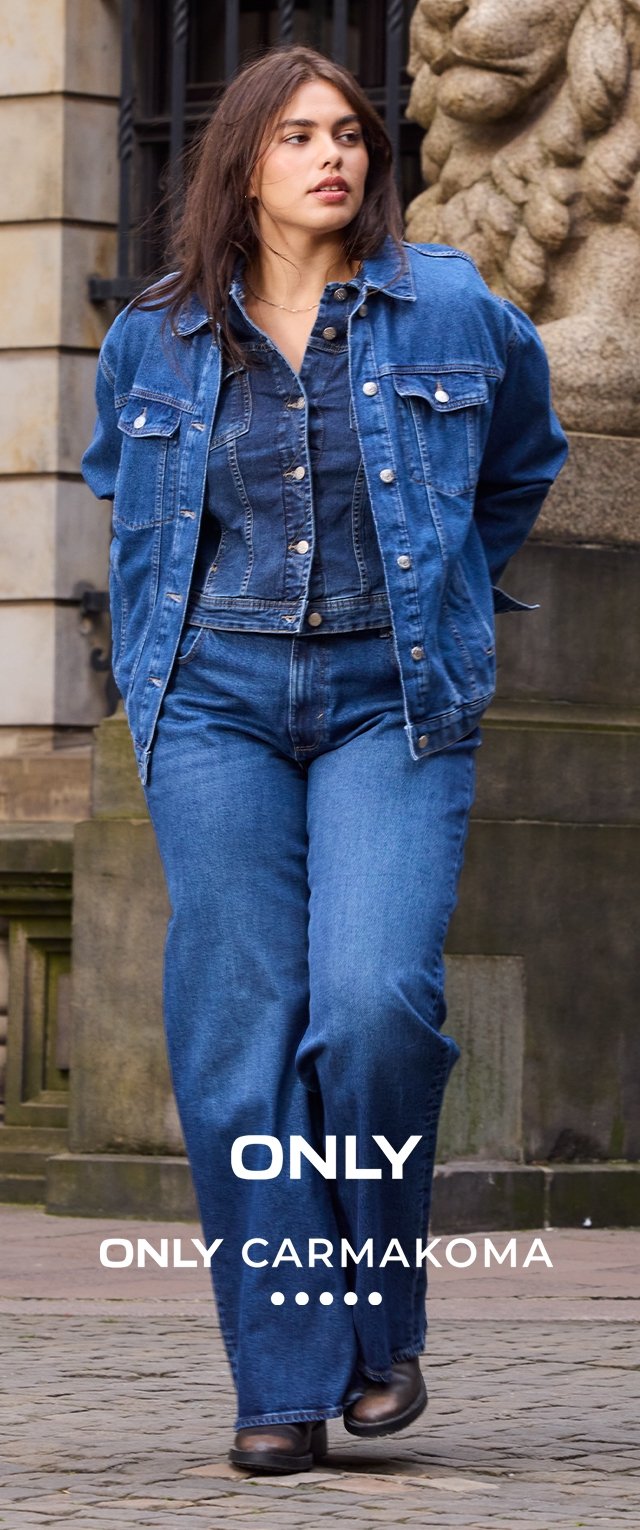 Spijkerjasje en high-waisted spijkerbroek in lichtblauwe denim. Het jasje heeft voorzakken en een knoopsluiting. Het model draagt zwarte laarzen.