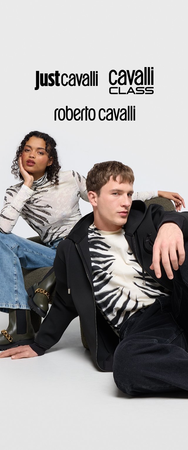 Sudadera negra, top blanco a rayas de cebra y jeans de mezclilla. Sentado en una silla verde. Fondo blanco. Logos de marcas arriba.