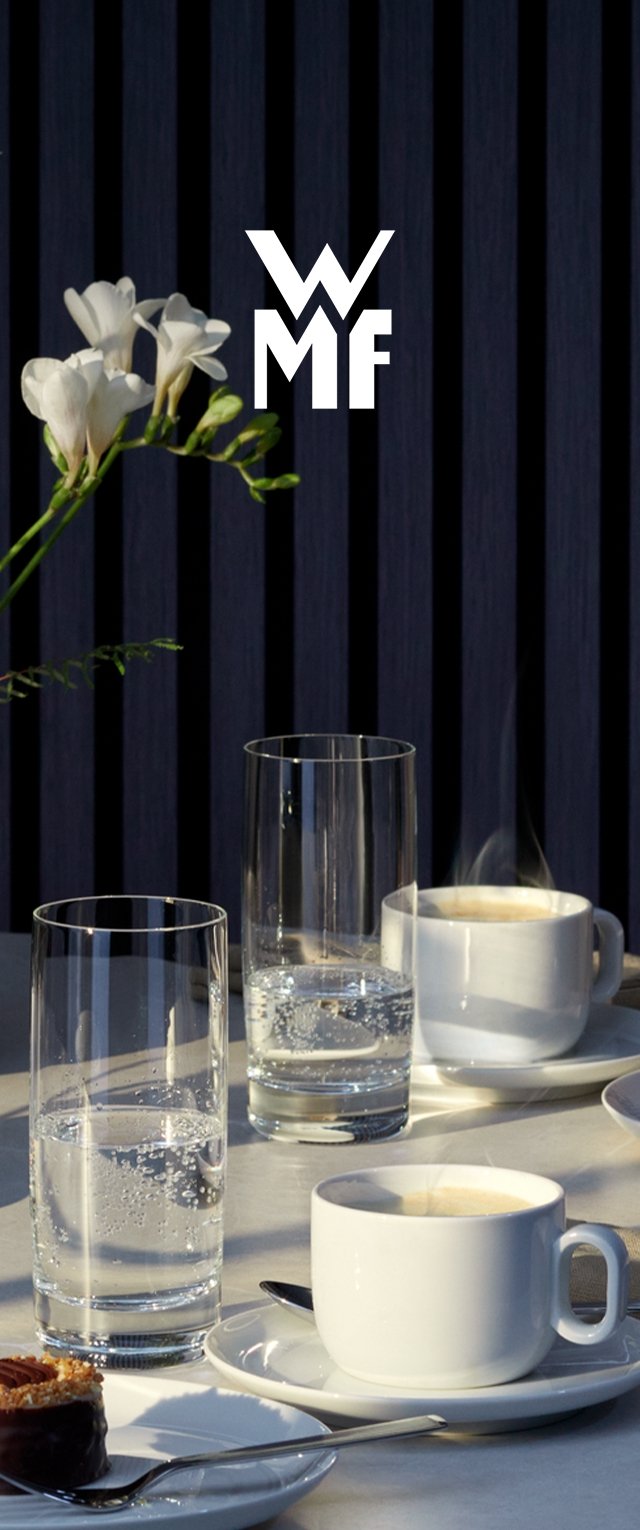 Kaffeetasse mit Untertasse, klare Gläser mit Blasen, ein kleines Dessert, weiße Blumen, auf einem Marmortisch. Der Hintergrund zeigt dunkle senkrechte Streifen.