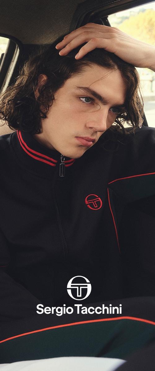 Schwarze Zip-Jacke mit roten Akzenten und Logo auf der linken Brust, mit Stehkragen und einem eleganten, sportlichen Design.