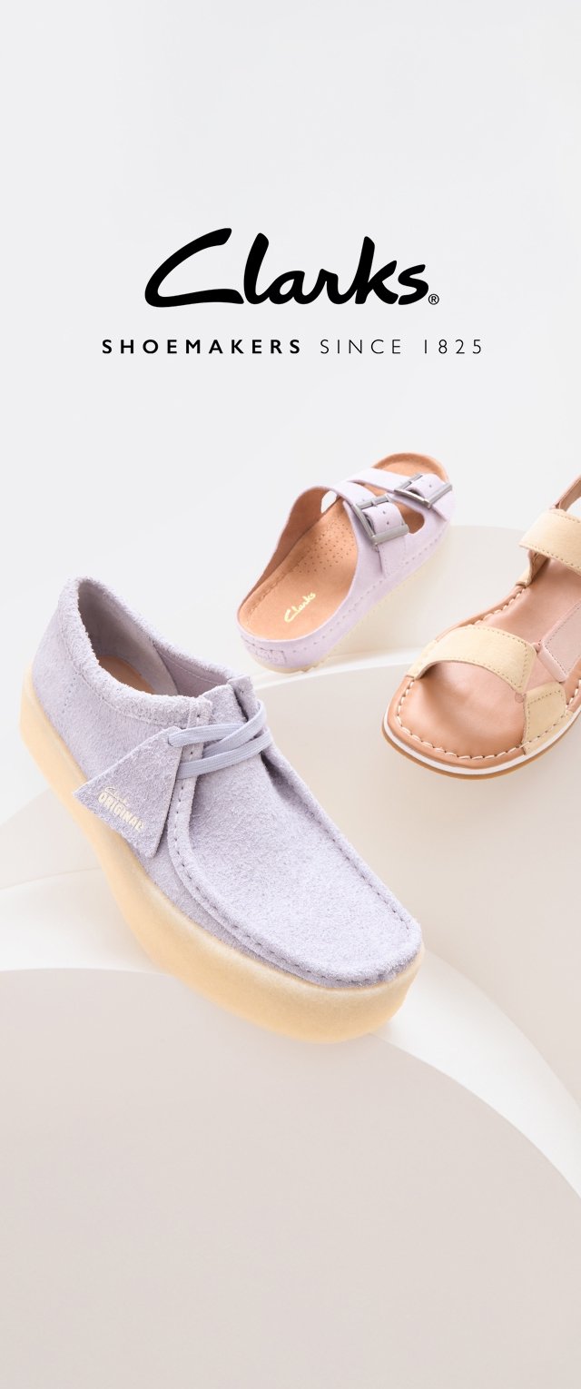 Hellblauer Filzschuh mit einem Riemen, Gummisohle; beiger Sandale mit glatter Lederoberfläche und einem Schnallenriemen; Clarks-Logo sichtbar.