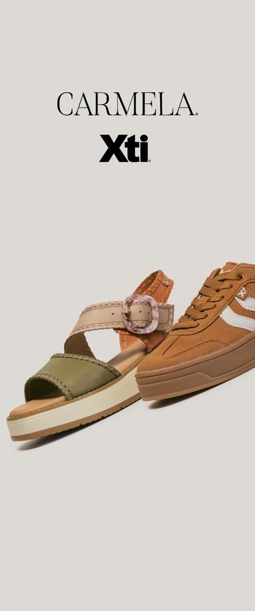 Jedna oliwkowo-beżowa sandał z klamrą obok brązowego sneaker’a z białymi akcentami na jednolitym tle, powyżej logotypy Carmela i Xti.
