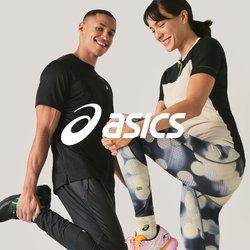 Muž a žena v sportovním oblečení se usmívají při protahování nohou na jednobarevném světlém pozadí.