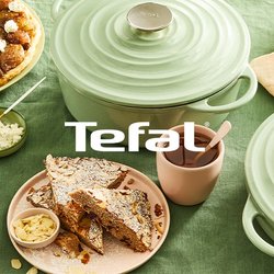 Dvě zelené keramické květináče, růžový hrnek a několik talířů s jídlem uspořádaných na zelené látce. Mezi výraznými texturami jsou hladké keramiky a měkké pečivo.