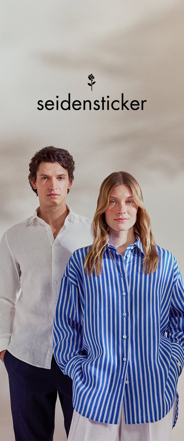 Deux personnes portent des chemises sur un fond clair. L'homme porte une chemise en lin blanche ; la femme porte une chemise à rayures bleues et blanches à boutons.