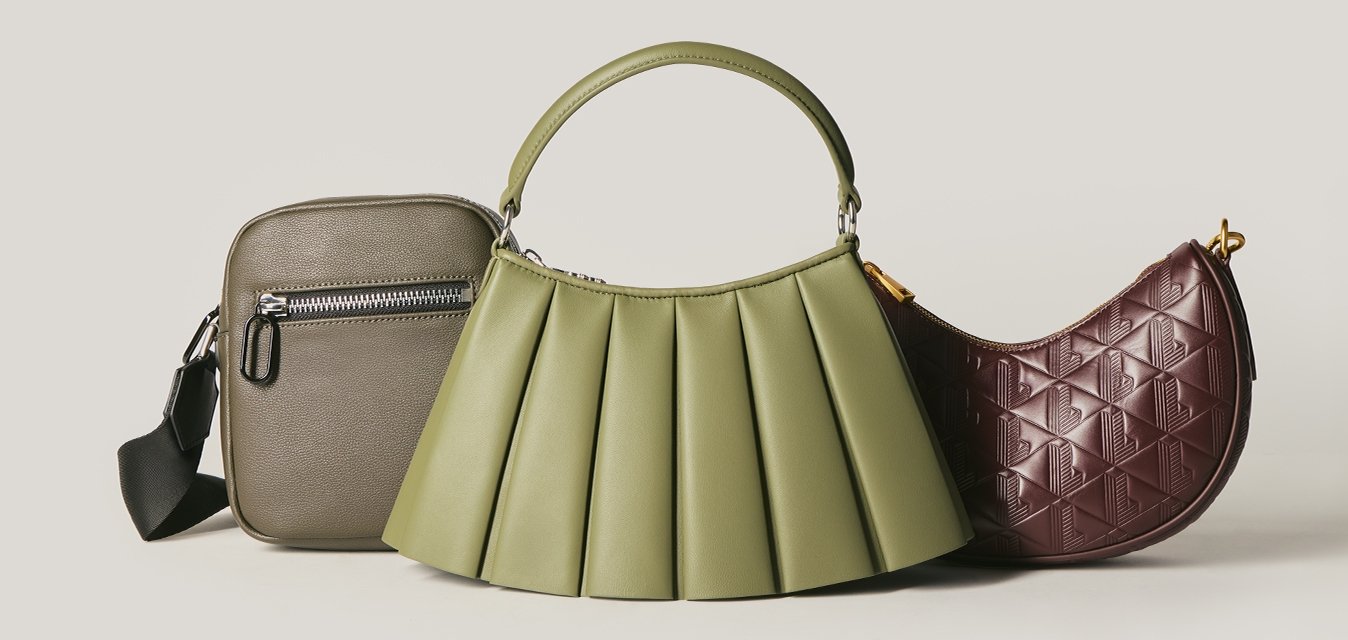 Tři stylové kabelky v šedé, zelené s jehlanovitým skládaným vzorem a držadlem a prošívané hnědé kruhové tvary na neutrálním pozadí.