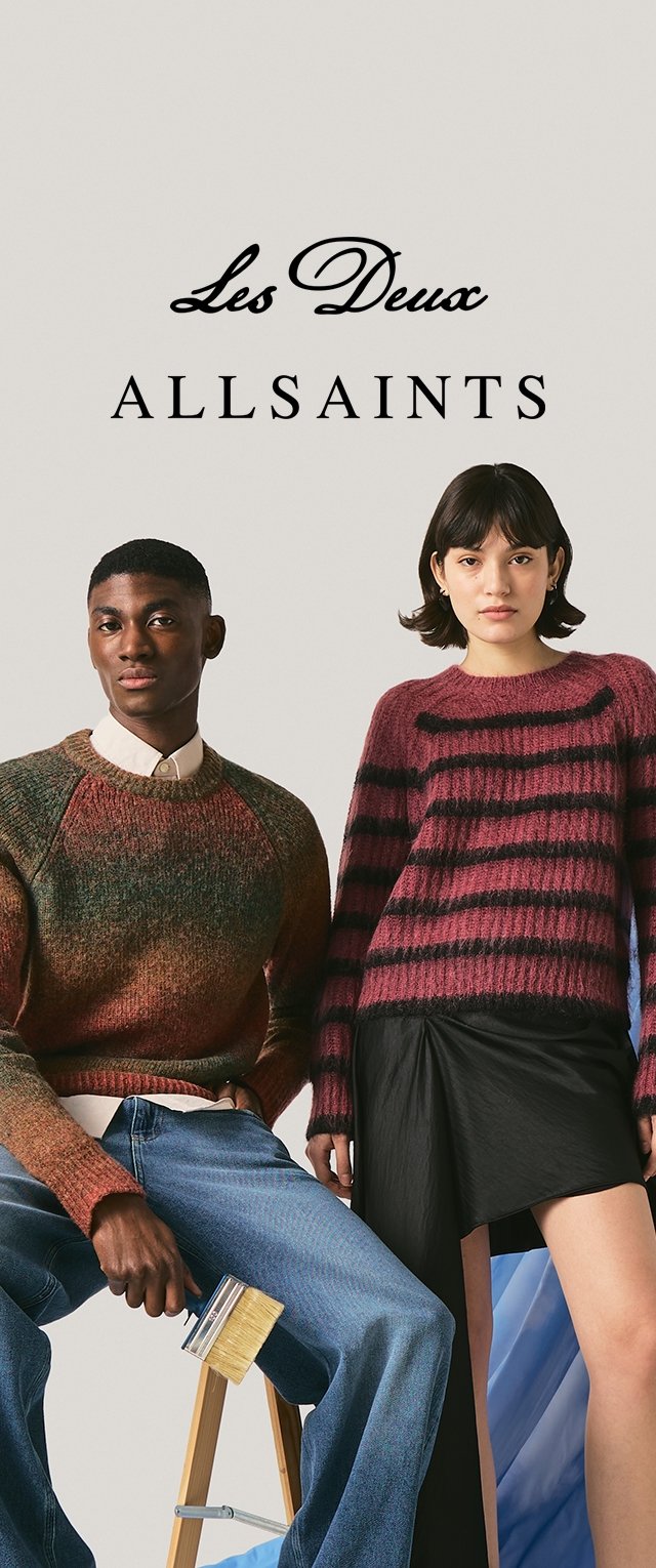 Modelos masculinos y femeninos luciendo suéteres de punto a rayas posan bajo el texto "Les Deux ALLSAINTS" sobre un fondo liso.