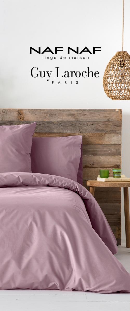 Bettwäsche-Set in Mauve umfasst ein Spannbettlaken, einen Bettbezug und zwei Kissen. Das Holz-Kopfteil hat eine natürliche Oberflächenverarbeitung und wird durch eine geflochtene Lichtquelle ergänzt.