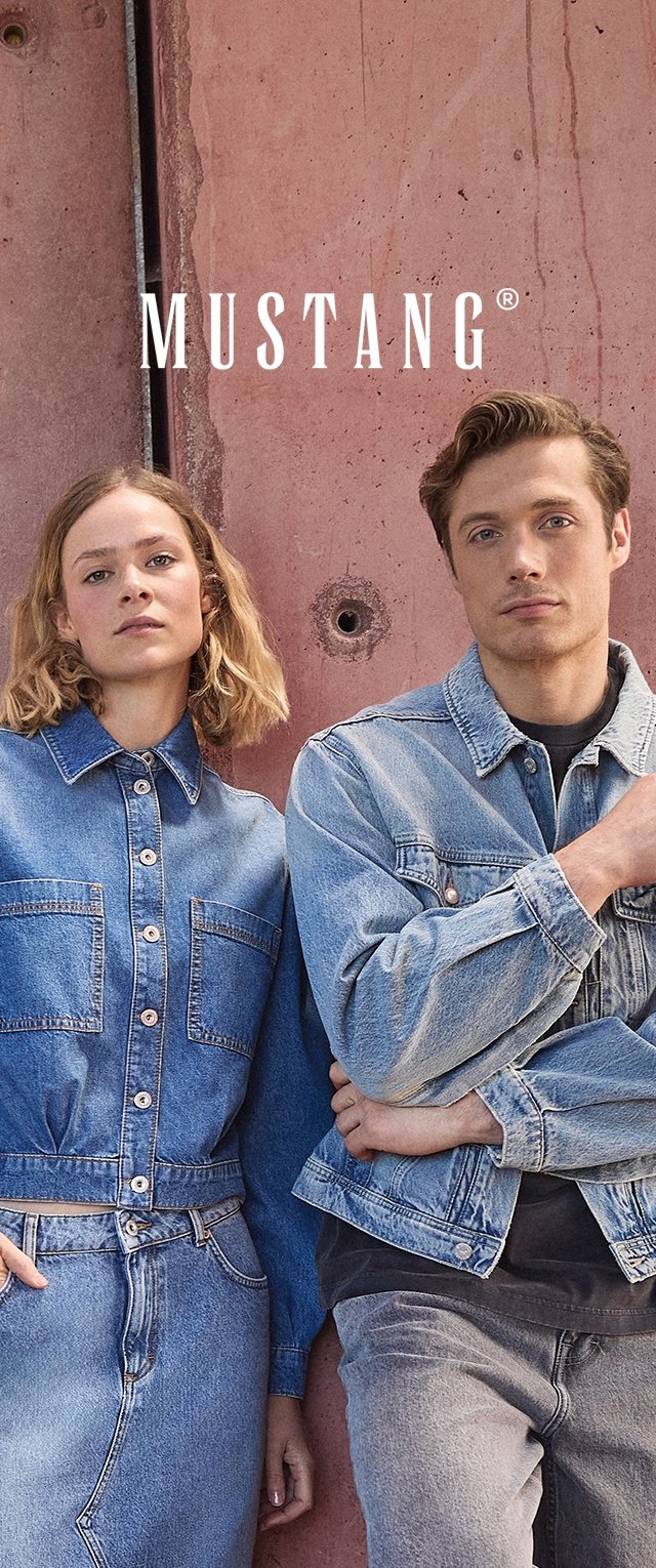 Leren spijkerjasje en rok in lichtblauw, met knoopsluitingen, klassiek kraagontwerp en zakken, tegen een roze achtergrond.