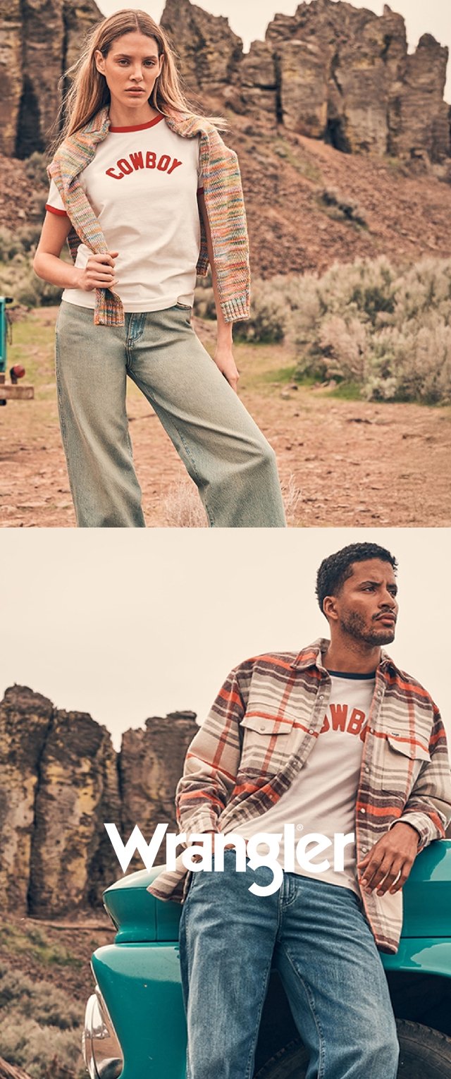 Kobieta w koszuli z napisem „Cowboy” i kardiganie stoi na pustyni; mężczyzna w koszuli w kratę i koszuli „Cowboy” opiera się o zabytkową turkusową ciężarówkę w pobliżu.