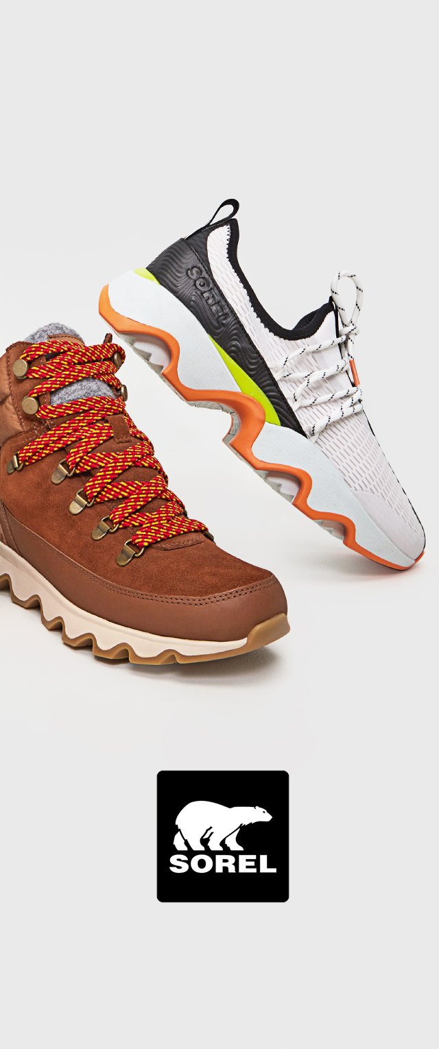 Due paia di scarpe Sorel: un boot in camoscio marrone con lacci rossi e gialli, e una sneaker bianca con dettagli neri e arancioni.