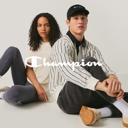 Muž a žena sedí zády k sobě na podlaze, oba mají na sobě neformální oblečení a béžové tenisky na jednoduchém světlém pozadí.