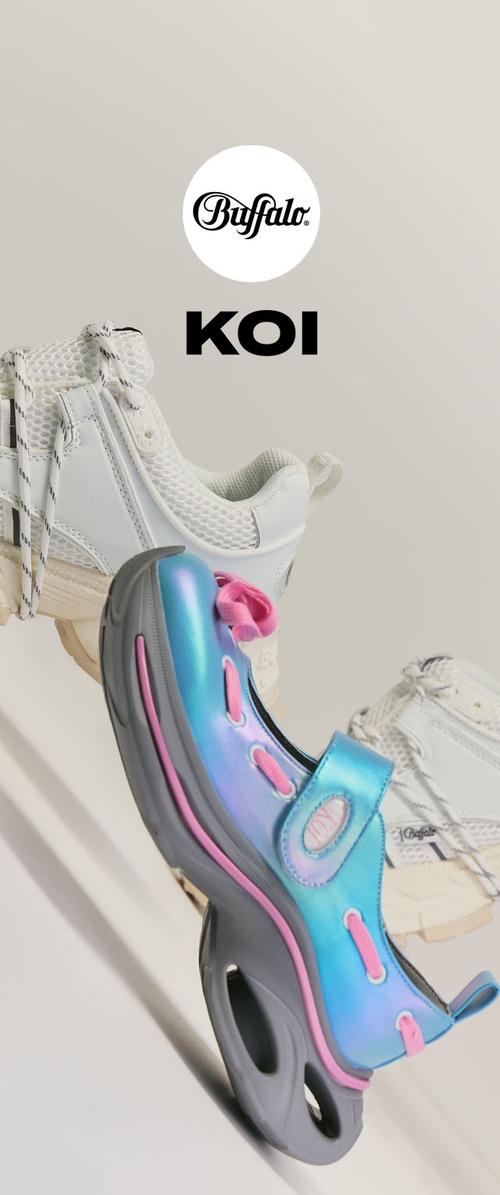 Zwei Buffalo Sneaker: ein weisser klobiger Mesh-Sneaker und ein blauer irisierender Sneaker mit pinken Akzenten und dicker grauer Sohle.