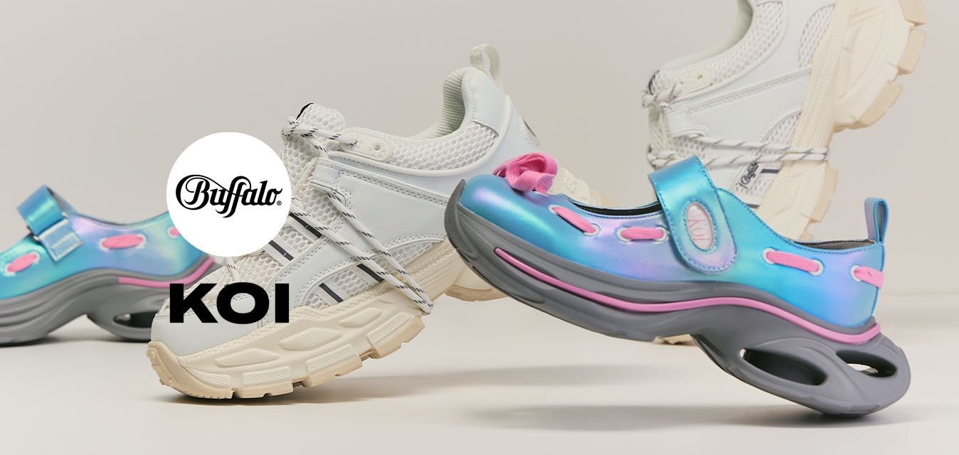 Pár masivních bílých tenisek opřených o dvě modré a růžové futuristické boty slip-on na jednobarevném světlém pozadí.