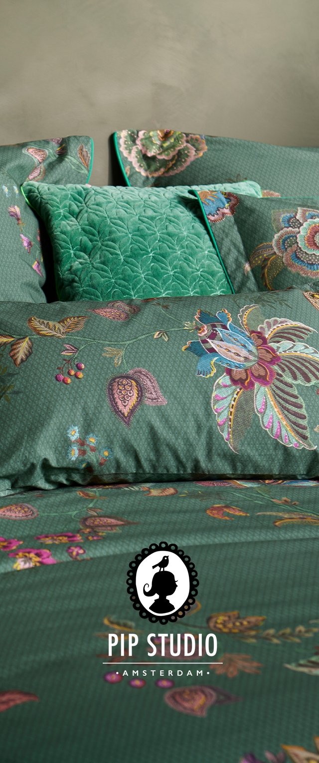 Ensemble de literie bleu sarcelle avec broderie florale, comportant diverses couleurs. Comprend un coussin d'appoint vert matelassé. Tous présentent un motif texturé subtil.