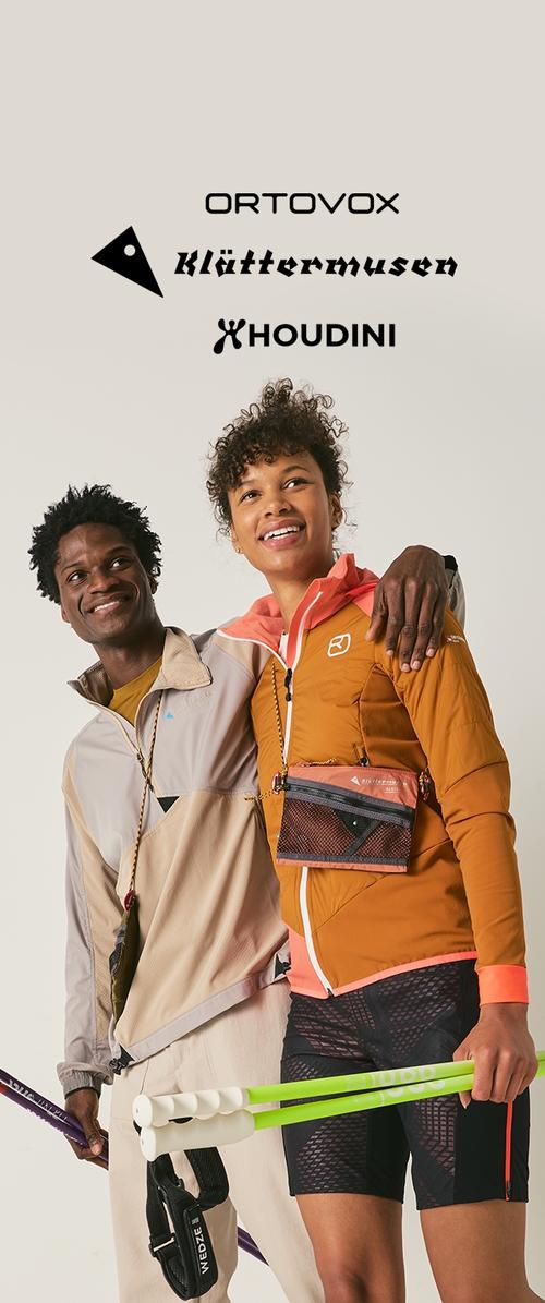 Hombre y mujer sonrientes con ropa deportiva de exterior sosteniendo bastones de senderismo, con los logotipos de las marcas Ortovox, Klättermusen y Houdini encima de ellos.