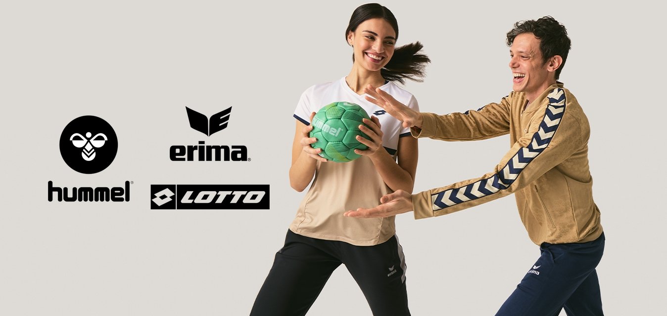 Dva mladí dospělí se usmívají a hrají si se zeleným házenkářským míčem na jednobarevném pozadí.