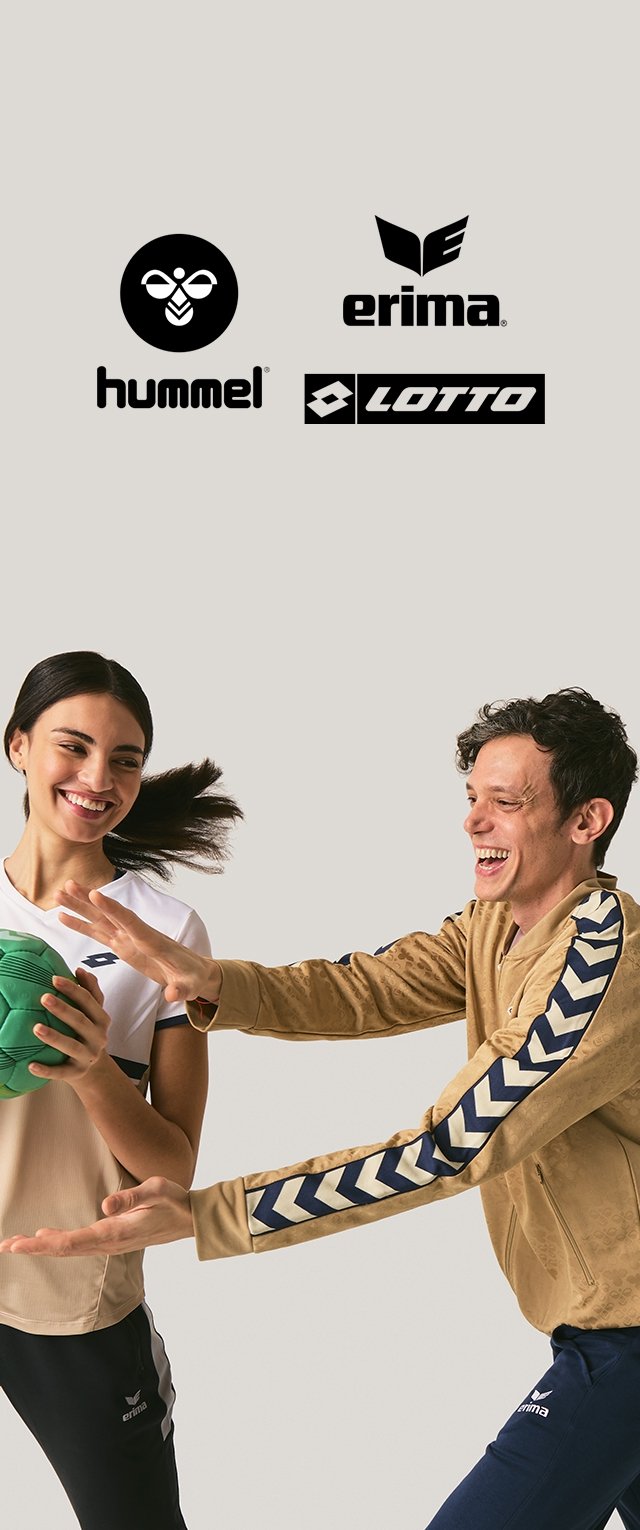 Lächelnder junger Mann und Frau spielen mit einem grünen Ball, beide tragen Sportbekleidung; Logos von hummel, erima und lotto über ihnen.