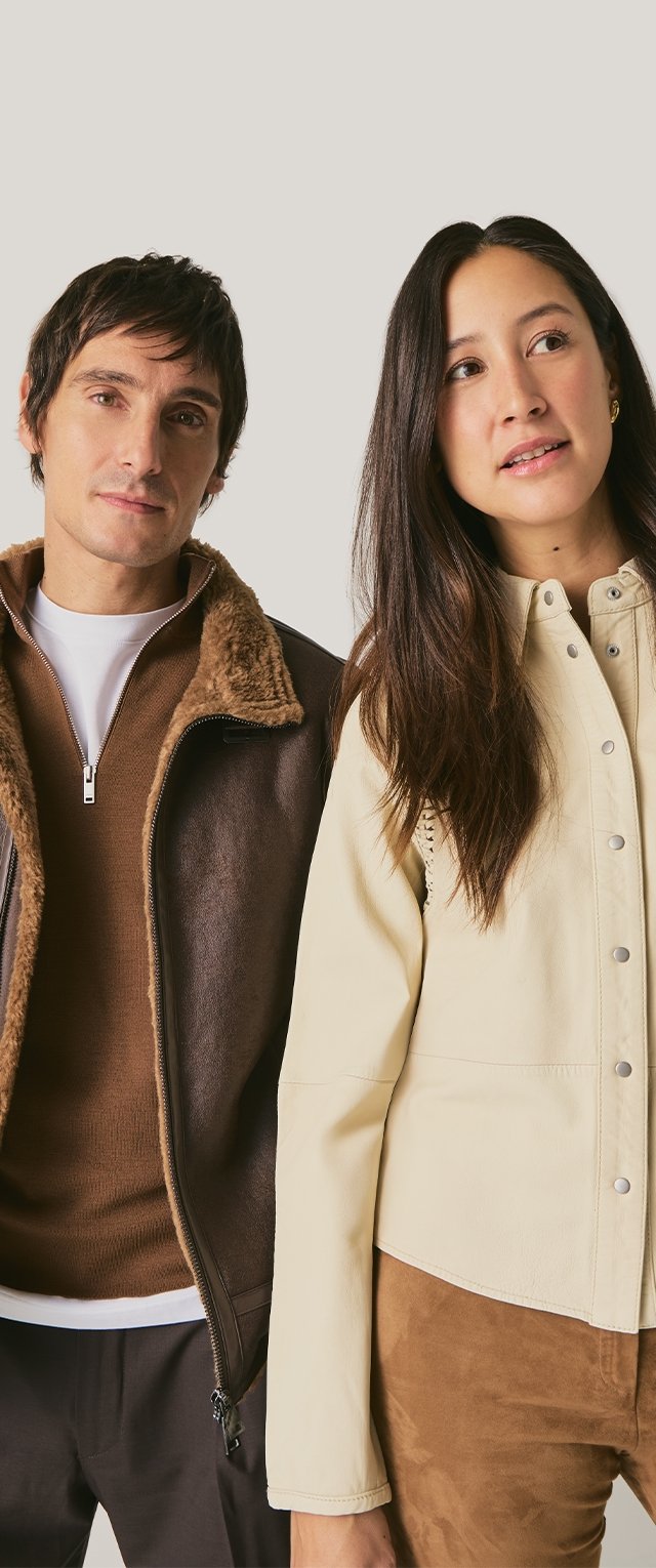 Bruine shearling jas met een ritssluiting aan de voorkant, gecombineerd met een crèmekleurig leren overhemd met knopen. Beiden hebben een gladde textuur en een getailleerde pasvorm.