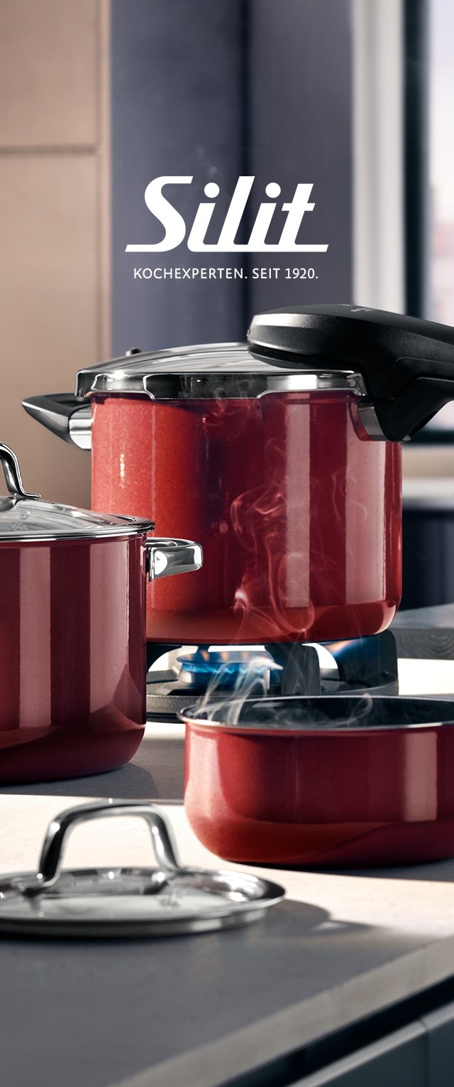Ensemble de casseroles rouges avec couvercles en acier inoxydable et poignées noires, présentant une finition brillante. De la vapeur s'élève d'une casserole sur une cuisinière à gaz.