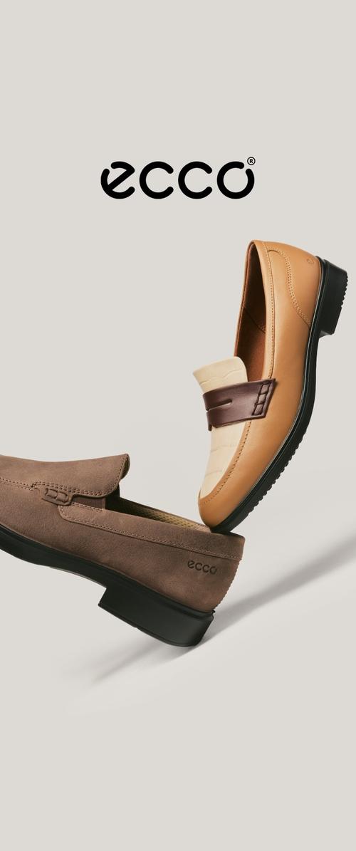 Dos mocasines para hombre de la marca ECCO, uno de gamuza marrón y otro de cuero canela con una correa crema y marrón oscuro, mostrados sobre un fondo claro.