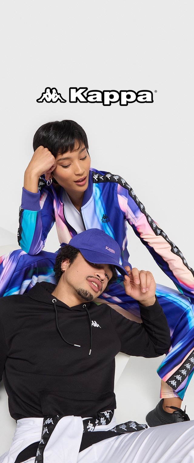 Kappa Trainingsanzug in mehrfarbigem Verlauf, schwarze Kapuzenjacke, blauer Hut. Auffällige Logo-Details und kontrastierende Designelemente.