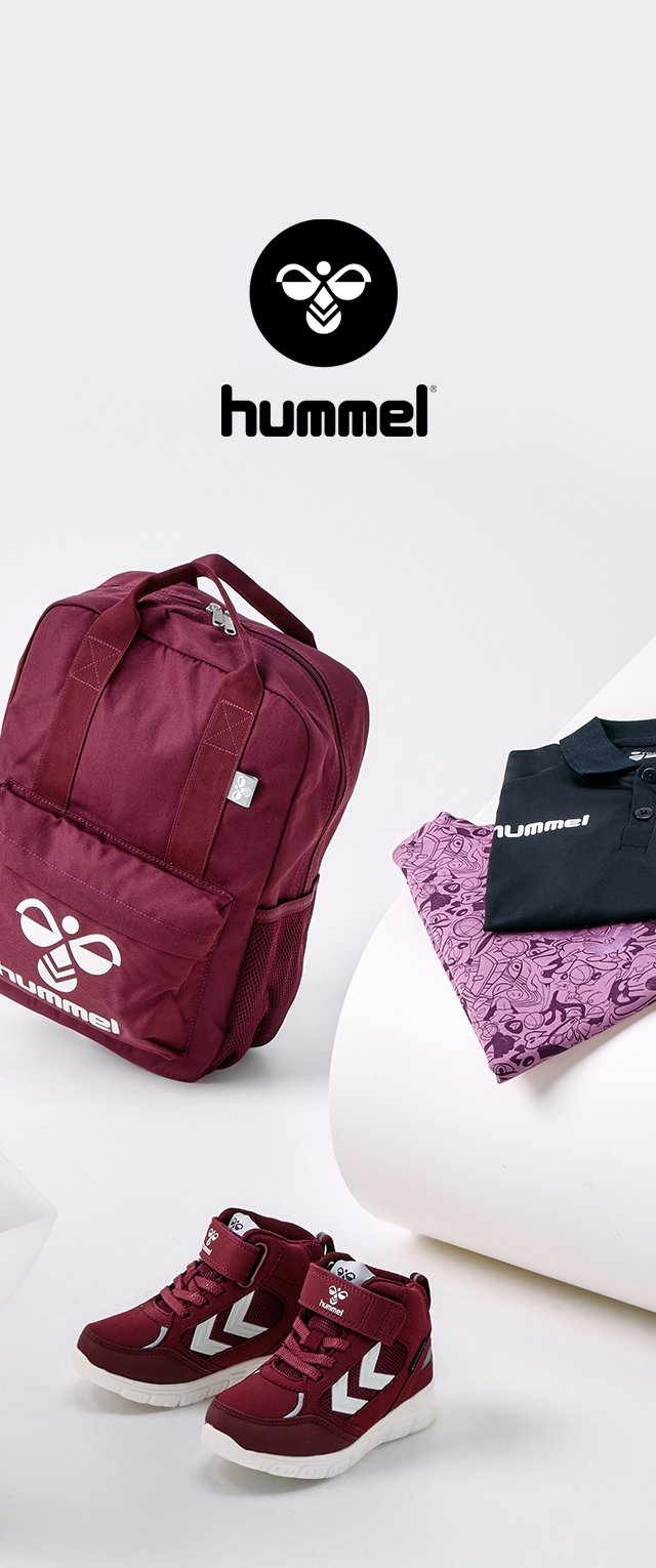 Sac à dos bordeaux avec logo, baskets montantes bordeaux assorties avec des accents blancs, chemise polo noire et chemise à motifs violets sur une surface blanche.