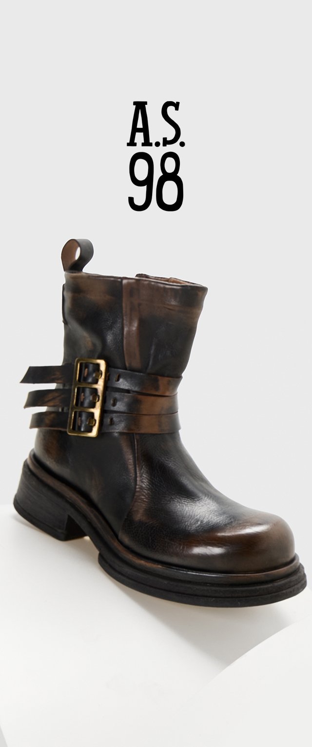 Botín de piel negro y marrón con punta redonda, tres correas con hebillas y un tacón grueso. Superficie texturizada con un acabado suave.