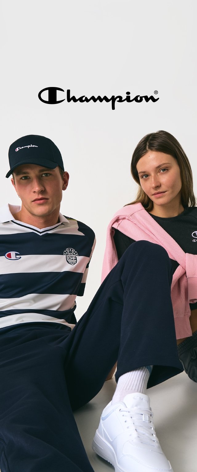 Twee individuen zitten naast elkaar. De man draagt een marineblauwe en witte gestreepte shirt en pet; de vrouw heeft een roze sweater over zwarte kleding heen. Beiden dragen witte sneakers.