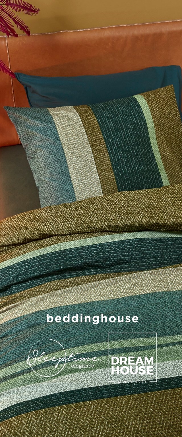Gestreept beddengoedset met tinten van teal, groen en bruin. De textuur bevat geweven patronen. Inclusief een decoratief kussen.