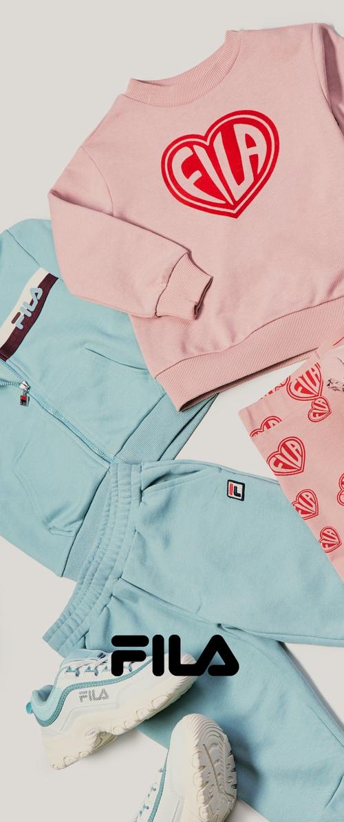 Hanorac roz cu logo inimă roșie, jachetă albastră cu fermoar și pantaloni, colanți roz cu model logo inimă, adidași FILA albi și albaștri.