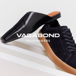 Tři páry bot: námořnické semišové tenisky s gumovou podrážkou, černé špičaté skládací boty a chunky černé platformové sandály s hladkým povrchem.