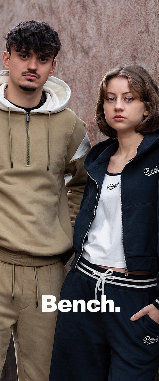 Veste zippée kaki avec des accents blancs et un jogging assorti ; veste zippée marine avec logo et débardeur blanc ; les deux dans des coupes décontractées.