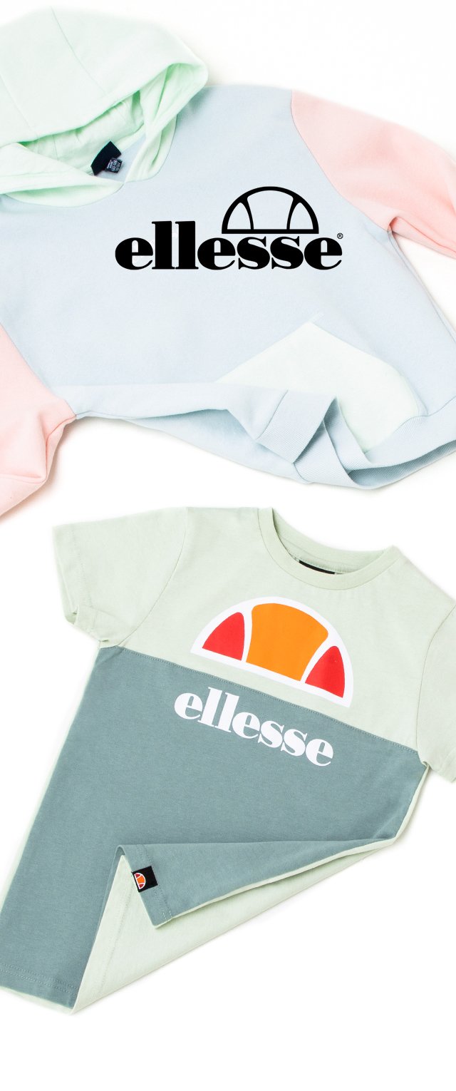 Hoodie w kolorze miętowym i jasnoróżowym z czarnym logo "ellesse"; T-shirt z krótkim rękawem w kolorze miętowym i szarym z pomarańczową i białą grafiką.