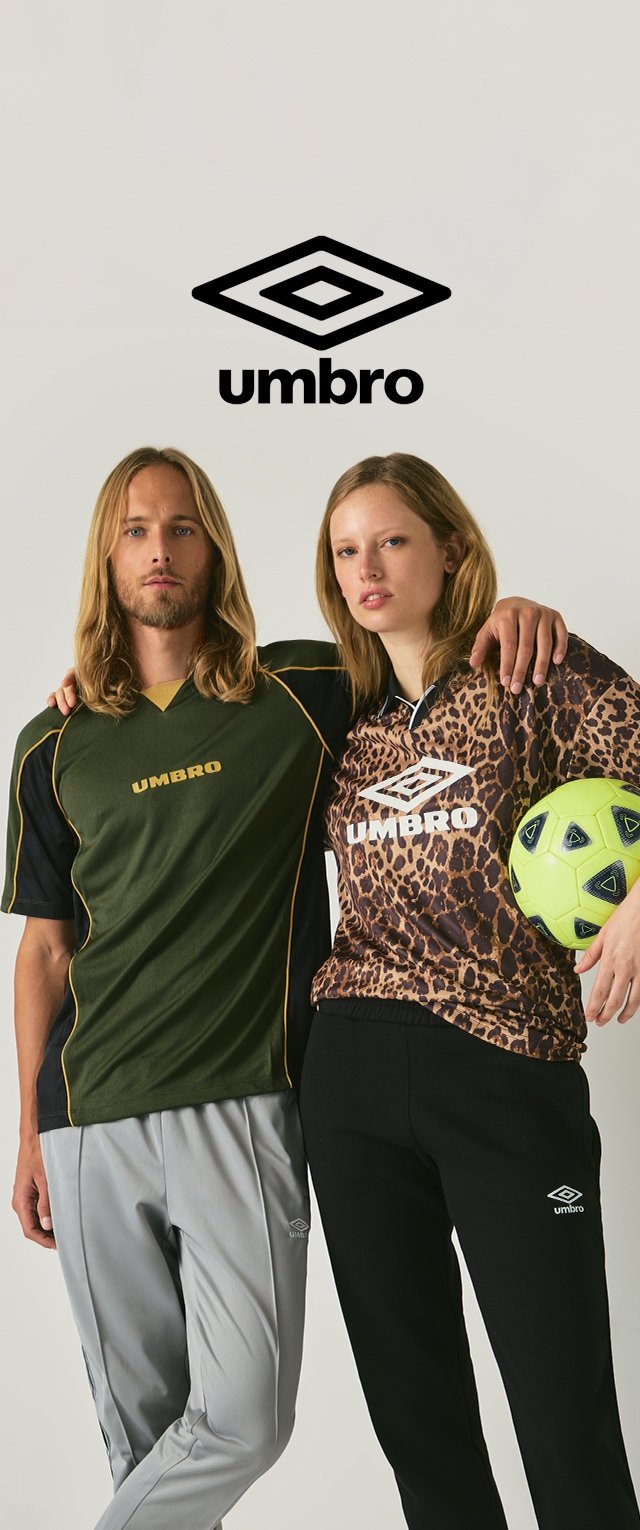 Sportbekleidung mit grünem und schwarzem V-Ausschnitt-Trikot, braunem Leopardenmuster-Oberteil, grauen und schwarzen Hosen, mit Umbro-Logo und grünem Fußball.