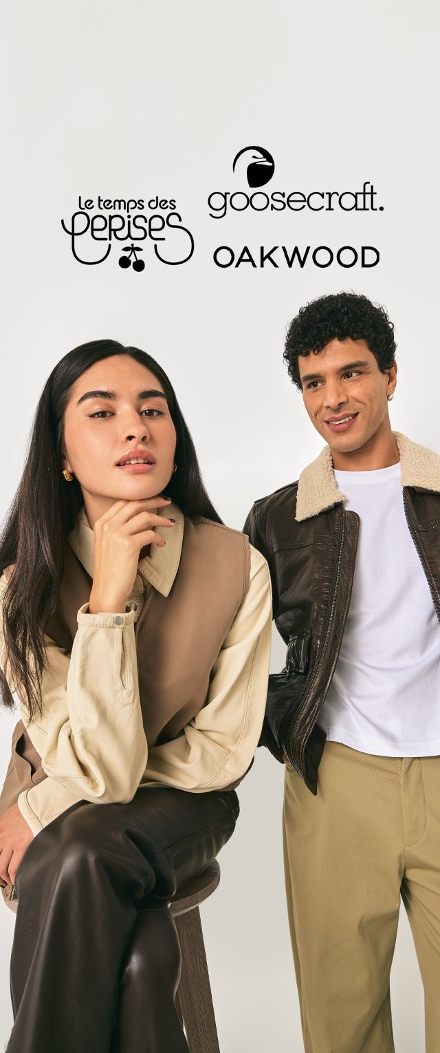 Deux modèles posent sur un fond clair. L'un porte un gilet en cuir beige sur une chemise crème, tandis que l'autre porte une veste en cuir marron sur une chemise blanche.