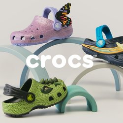 Pět barevných dětských dřeváků s dekorativními přívěsky uspořádaných na pastelových obloucích na neutrálním pozadí.