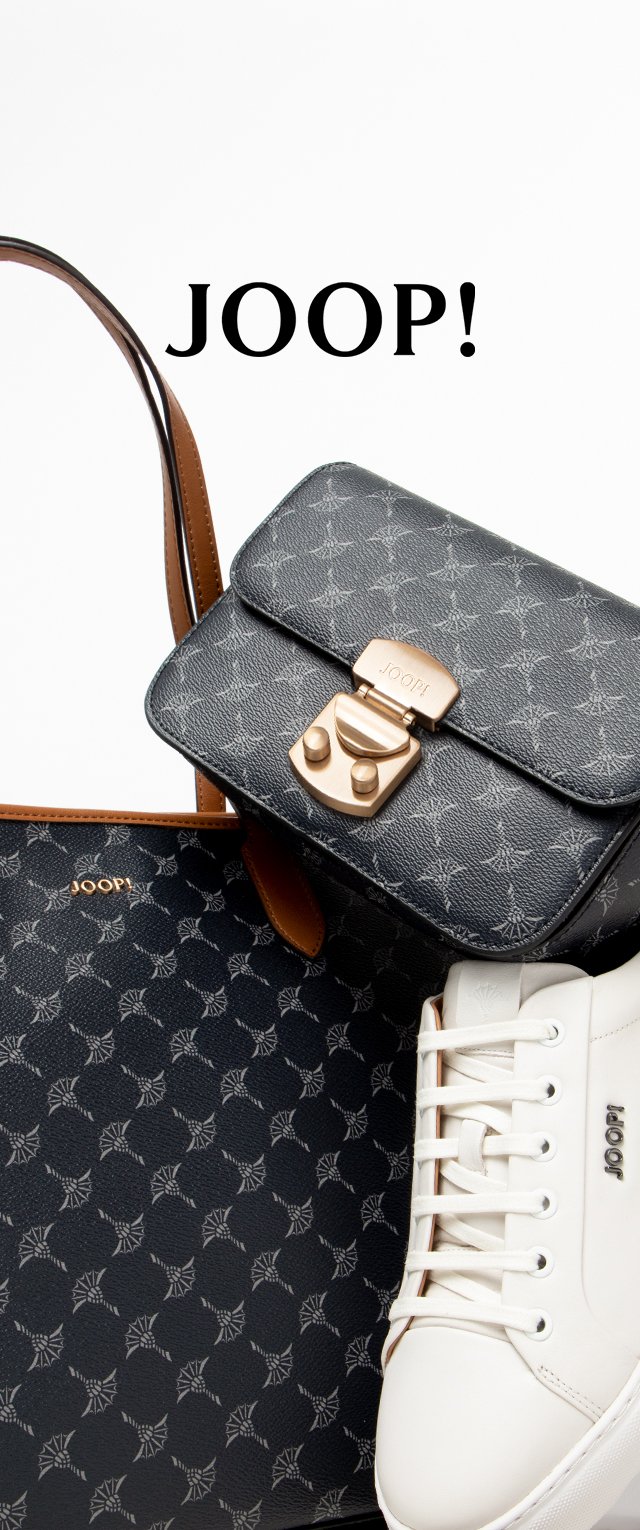 Schwarze, gemusterte Tragetasche mit braunen Akzenten, kleine passende Tasche mit goldenen Details und weiße Sneakers mit Logo-Detail.