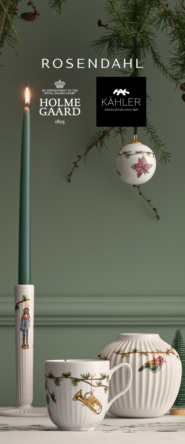 Candelero con vela verde, taza de cerámica blanca con notas musicales, cuenco decorativo y bola de cristal ornamental con diseño floral.