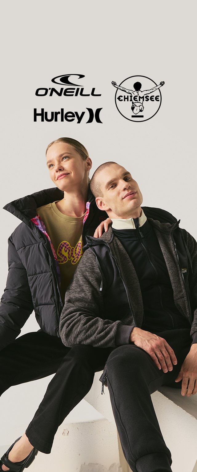 Jonge vrouw en man in casual winterjassen zitten dicht bij elkaar, logo's van O'Neill, Hurley en Chiemsee boven hen op een lichte achtergrond.