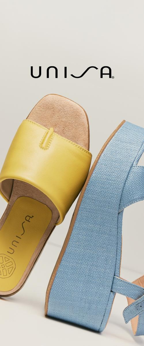 Sandale slide jaune à bout ouvert avec semelle en daim à côté d'une sandale compensée à plateforme bleue texturée, logo UNISA au-dessus sur fond clair.