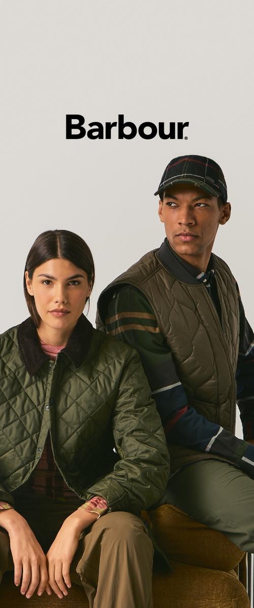 Chaqueta verde acolchada con cuello marrón, combinada con un top estampado. El hombre lleva un chaleco marrón y una gorra de cuadros. Fondo neutro.