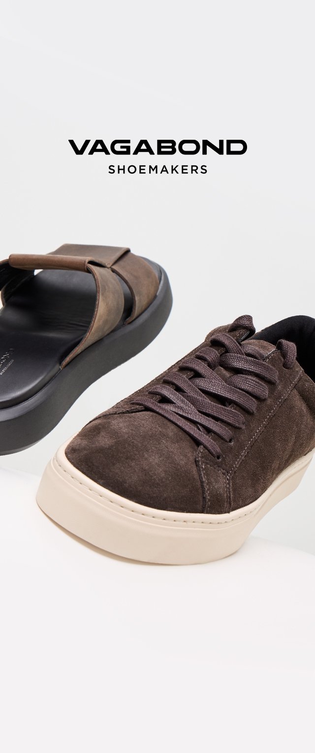 Zapatilla de ante marrón con cordones a tono y suela crema, junto a sandalia plana marrón con una correa y suela negra lisa.