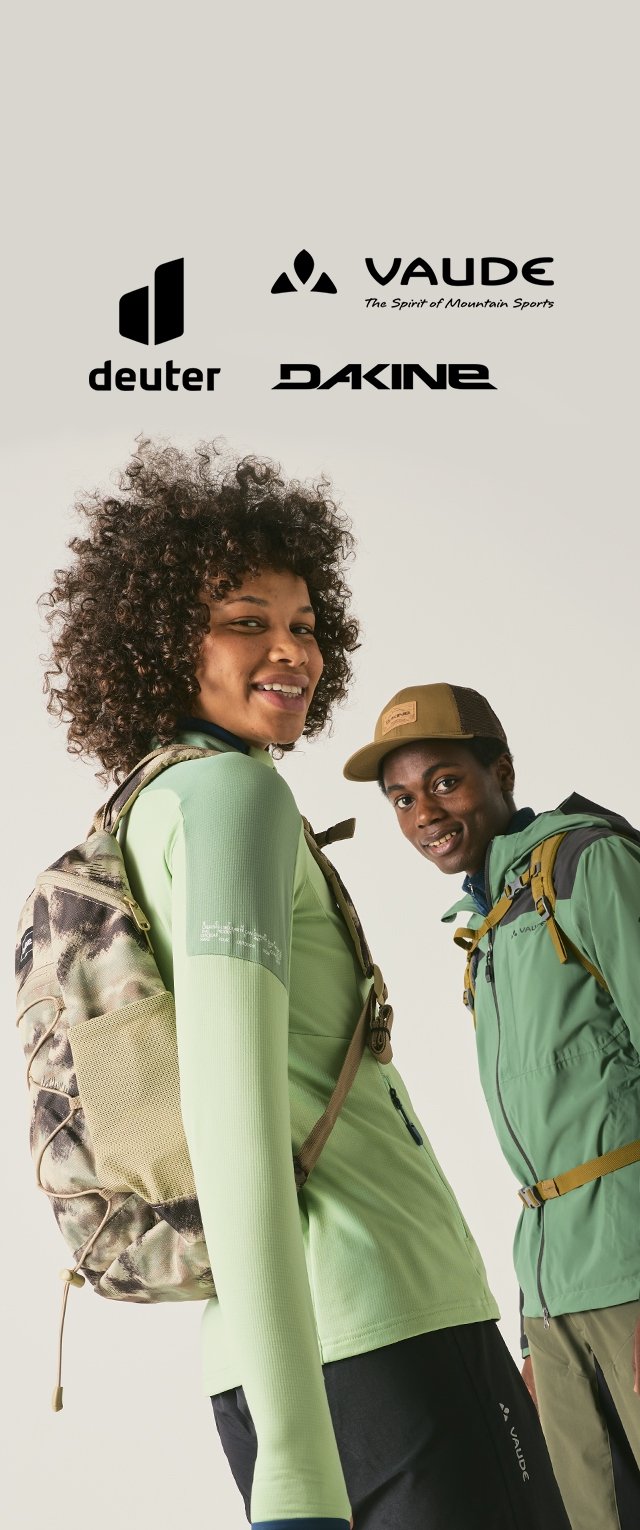 Deux personnes souriantes en tenue de randonnée avec des sacs à dos, logos de Deuter, Vaude et Dakine affichés au-dessus d'elles.