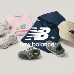 Složená růžová mikina, tmavě modrá mikina s kapucí, béžová čepice, dva páry šedých tenisek uspořádané na světlém pozadí.